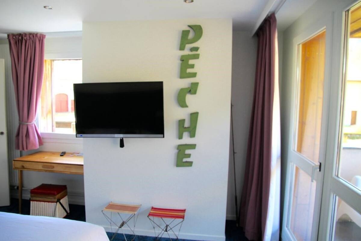 Room (Pèche sur le lac) | Desk, free cots/infant beds, rollaway beds, free WiFi