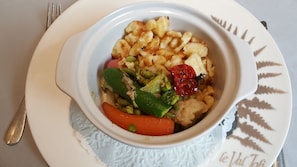 Se sirven comidas, cenas y cocina francesa