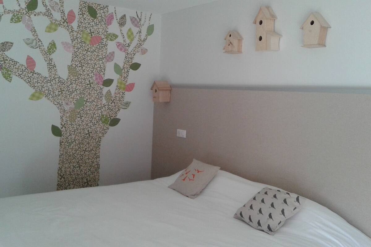 Room (Au chant des oiseaux) | Desk, free cribs/infant beds, rollaway beds, free WiFi