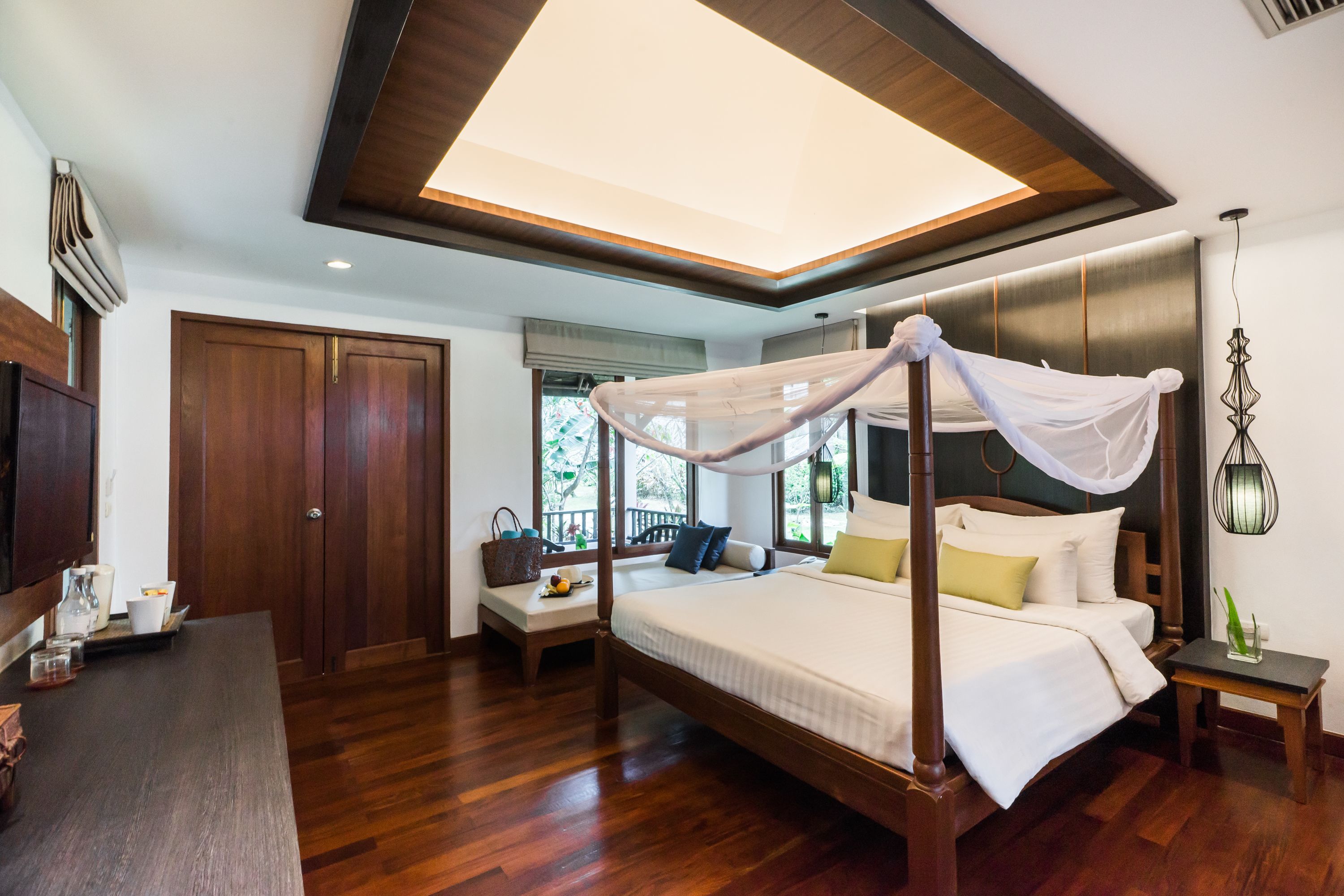 deluxe room | minibar, in-room safe, desk, blackout curtains