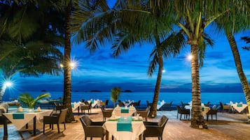 Se sirven desayunos, comidas y cocina internacional con vista a la playa