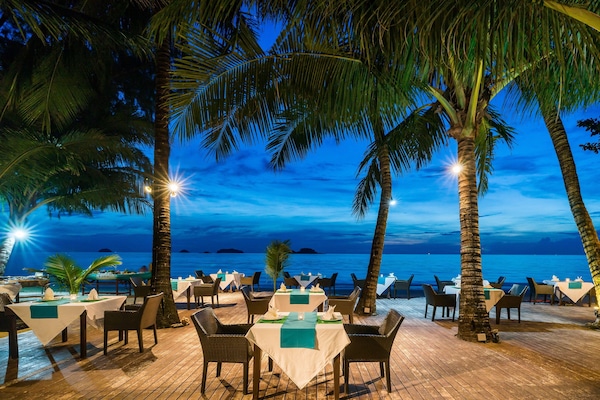 Se sirven desayunos y cocina internacional (con vistas a la playa)