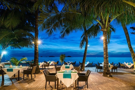 Breakfast, lunch, dinner served; international cuisine, beach views