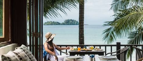 Daily buffet breakfast (THB 350 per person)