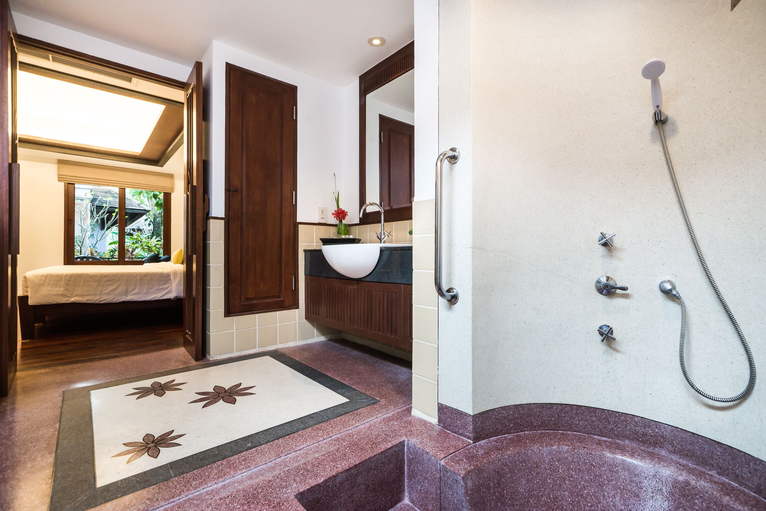 deluxe room | bathroom | combined shower/bathtub, free toiletries, hair dryer, bathrobes