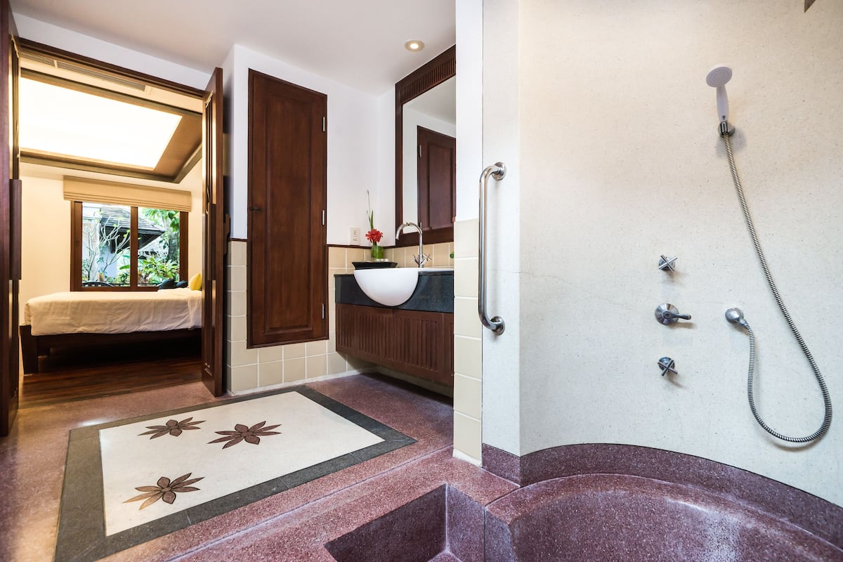 deluxe room | bathroom | combined shower/bathtub, free toiletries, hair dryer, bathrobes