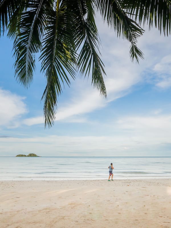 Pantai persendirian, kerusi lepak pantai, payung, tuala pantai