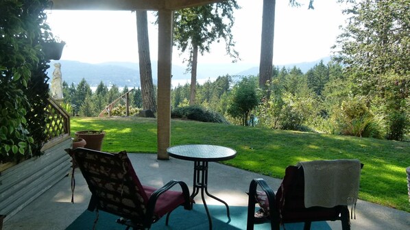 Huone, 1 suuri parisänky, näköala puutarhaan (Amber) | Äänieristys, ilmainen Wi-Fi, vuodevaatteet