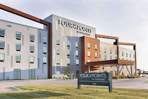 A modern building with a sign reading 'FOUR POINTS BY SHERATON'. - Four Points by Sheraton Fargo Medical Center (Fargo)