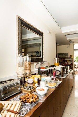 Petit déjeuner buffet (15 EUR par personne)