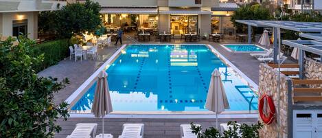 Bagian depan properti - sore/malam