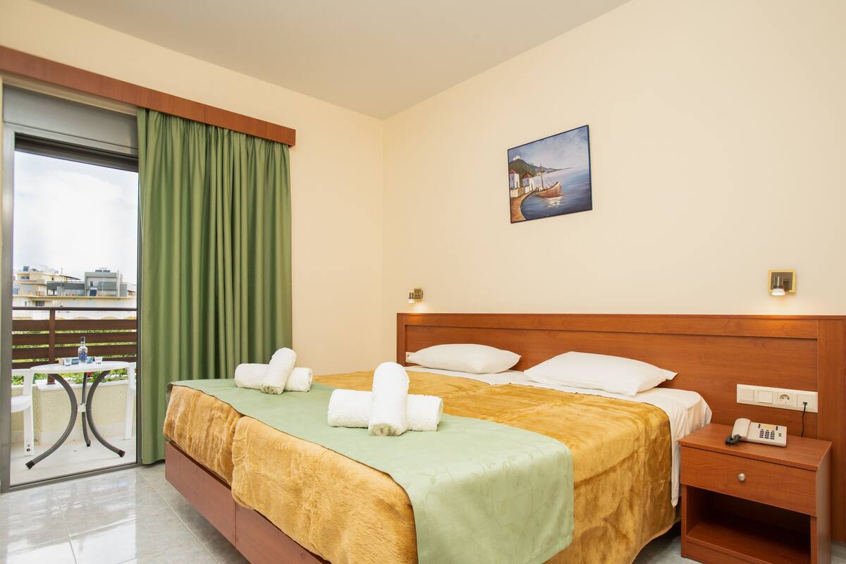 Superior Apartment | Premium bedding, blackout curtains, soundproofing, free WiFi