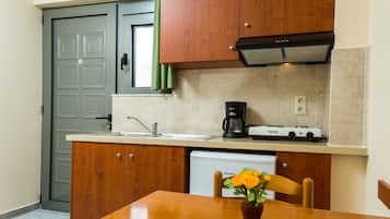 Refrigerador, placa de cocina, cafetera/tetera, utensilios de cocina