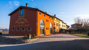 A large, orange building with a sign reading "Agricoltura del Grippi."