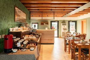 Desayuno continental gratuito y diario