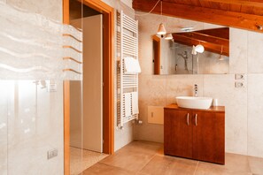Suite studio familiale | Salle de bain | Douche, articles de toilette (gratuits), séchoir à cheveux, bidet