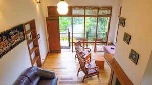 Casa de campo familiar, 1 habitación, vistas a la montaña, junto a la montaña | Zona de estar | Una televisión LED, un reproductor de DVD, juguetes, películas de pago