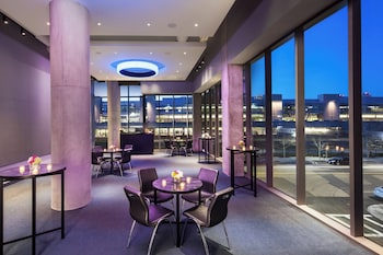 Meeting space at Aloft by Marriott Boston Seaport District