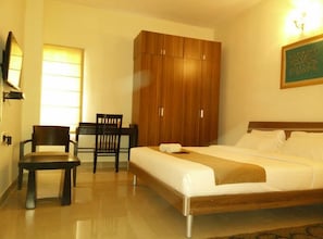 Standard Room, 1 King Bed | Premium bedding, minibar, in-room safe, desk