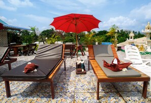 สระว่ายน้ำกลางแจ้ง เปิด 8:00 น. ถึง 21:00 น., คาบาน่าฟรี