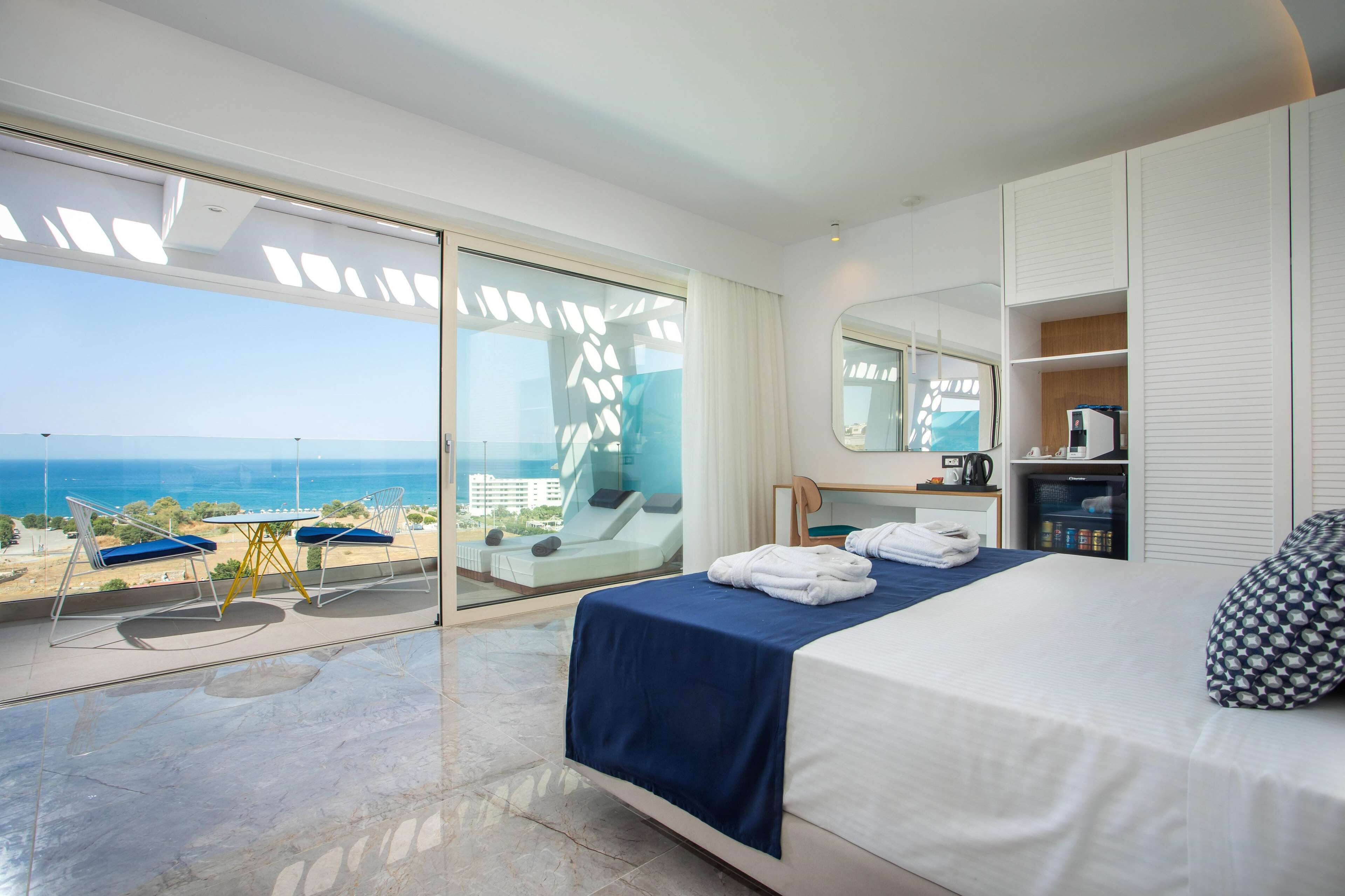 Executive Suite, Sea View, Upper Floor, Jetted Tub | Individueel gedecoreerd, individueel gemeubileerd, een bureau