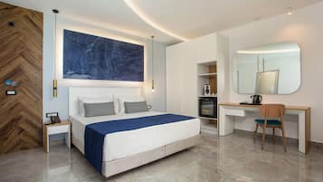 1 habitación, decoración personalizada, muebles diferentes y escritorio