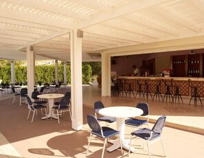 3 bars/lounges, 2 poolside bars - Lindos White Hotel & Suites (Rhodes)