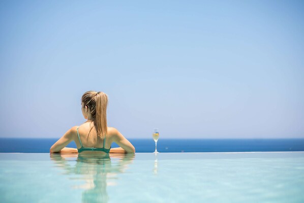 Executive Suite, Sea View, Private Pool | Decoración personalizada, muebles diferentes y escritorio 