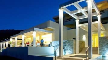 Fachada de la propiedad por la tarde o noche