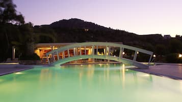 2 piscines extérieures, parasols de plage, chaises longues