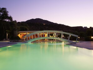 2 outdoor pools, pool umbrellas, sun loungers - Lindos White Hotel & Suites (Rhodes)