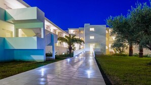 A modern building with a central pathway leading to a staircase. - Lindos White Hotel & Suites (Rhodes)