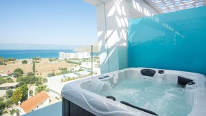 A hot tub with a view of the sea and buildings. - Lindos White Hotel & Suites (Rhodes)