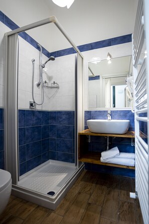 Douche, articles de toilette (gratuits), séchoir à cheveux