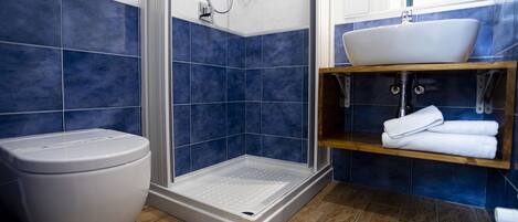Un baño moderno con ducha, inodoro y lavamanos.