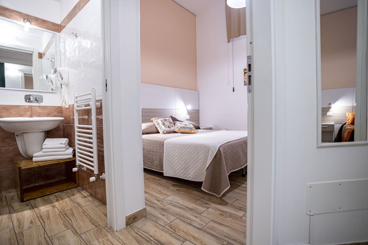 Luxe beddengoed, donzen dekbedden, een kluis op de kamer