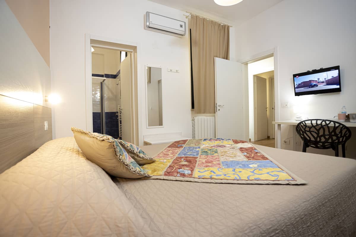 Luxe beddengoed, donzen dekbedden, een kluis op de kamer