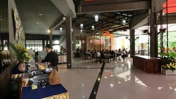 Breakfast, lunch, dinner served; Thai cuisine