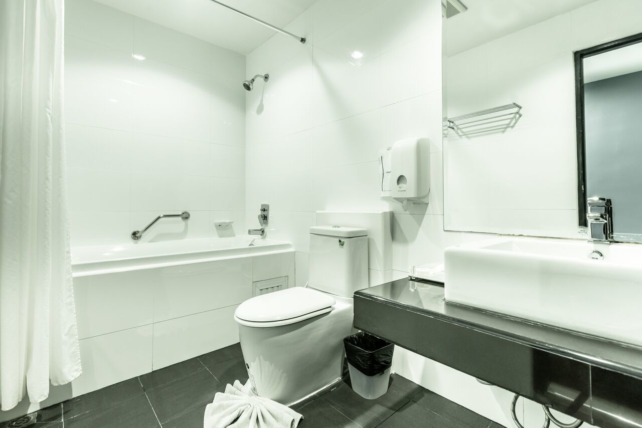 deluxe room | bathroom | combined shower/bathtub, free toiletries, hair dryer, bathrobes