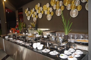 每日付費供應現點現煮早餐