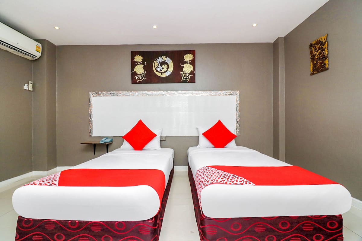 Deluxe Twin kamer, uitzicht op zwembad | Een bureau, een laptopwerkplek, gratis wifi, beddengoed