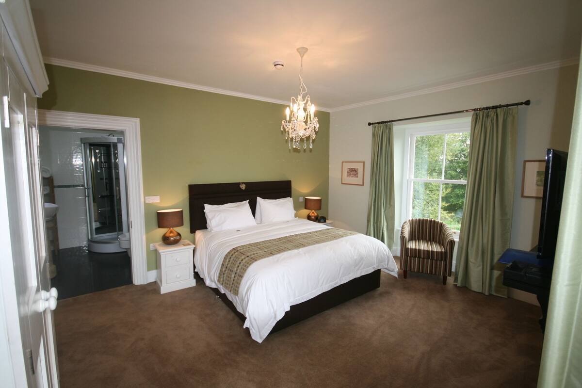 Luxury Room | In-room safe, desk, soundproofing, iron/ironing board