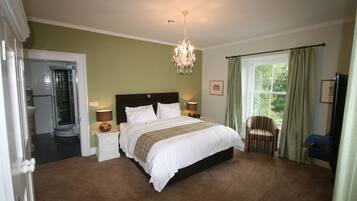 Luxury Room | In-room safe, desk, soundproofing, iron/ironing board