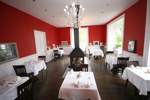 Breakfast and dinner served