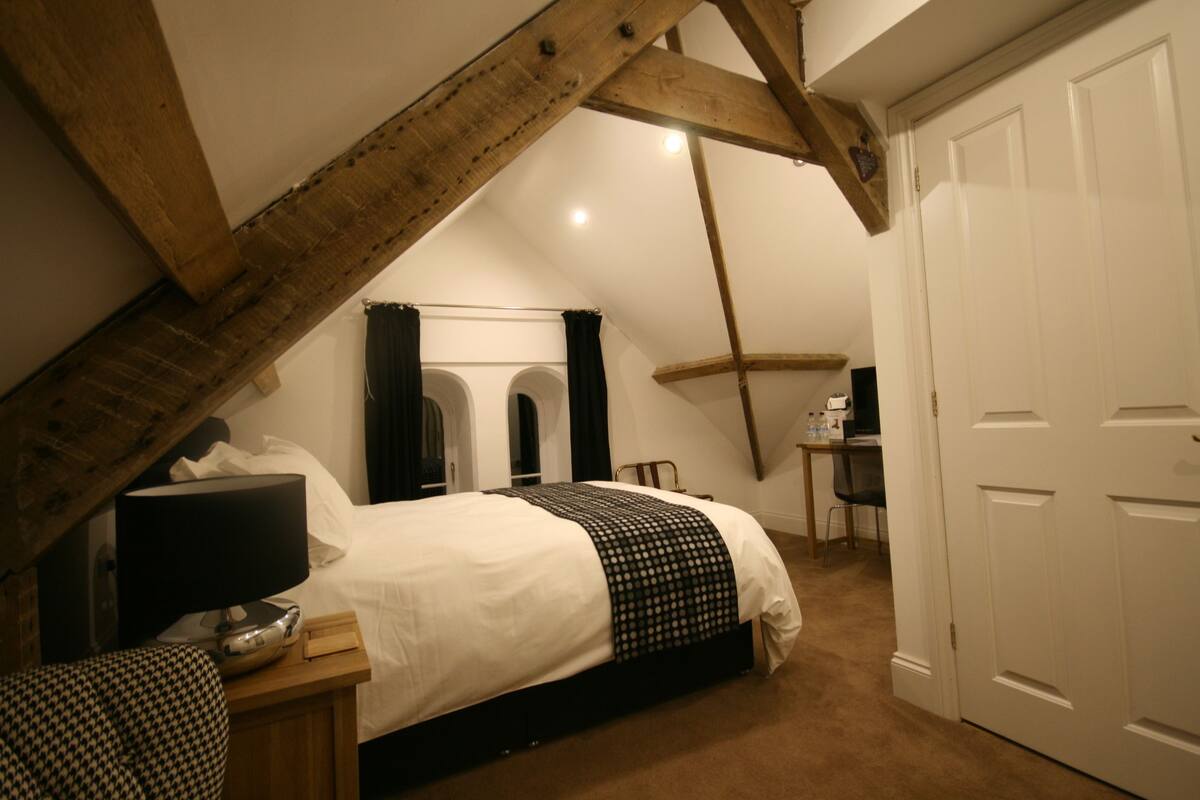 Luxury Room, 1 King Bed, Garden View | In-room safe, desk, soundproofing, iron/ironing board