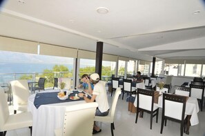 Petit déjeuner servi sur place