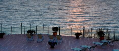 Outdoor pool, an infinity pool, pool loungers