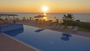 Outdoor pool, an infinity pool, pool loungers