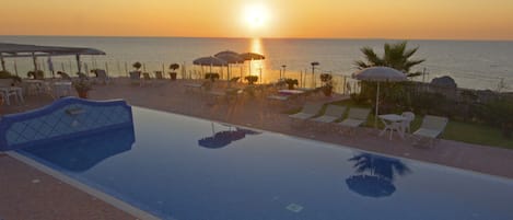 Piscine extérieure, piscine à débordement, chaises longues