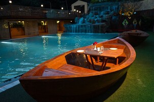 Una piscina al aire libre